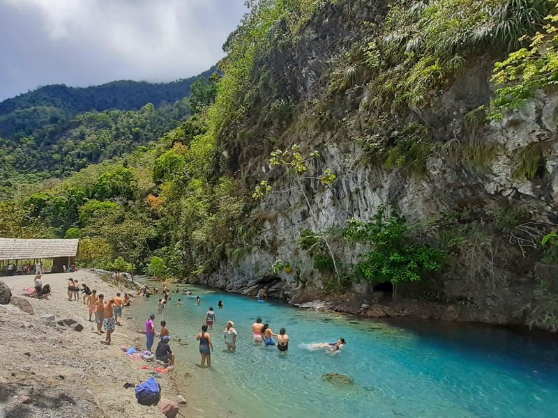 POZAS TURQUESAS DE AGUA SALADA